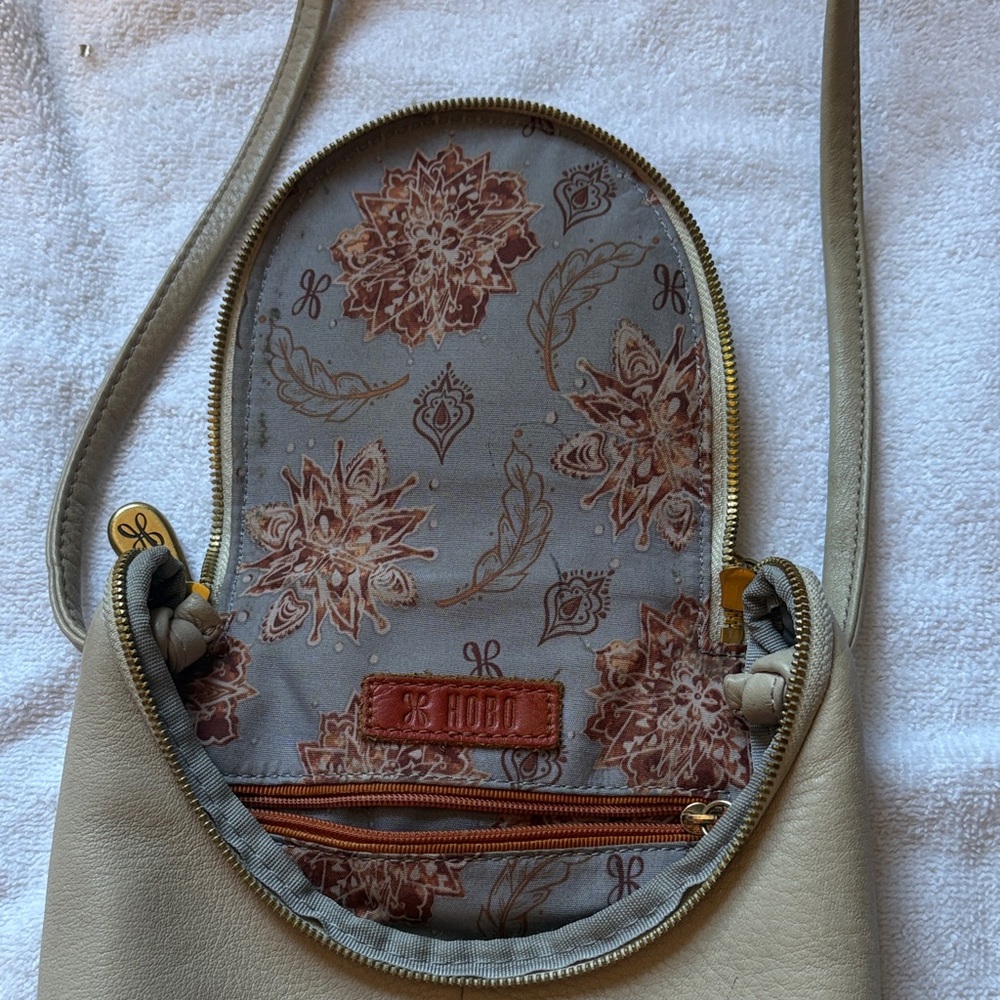 HOBO Cream Leather Crossbody Bag - Picture 3 of 8